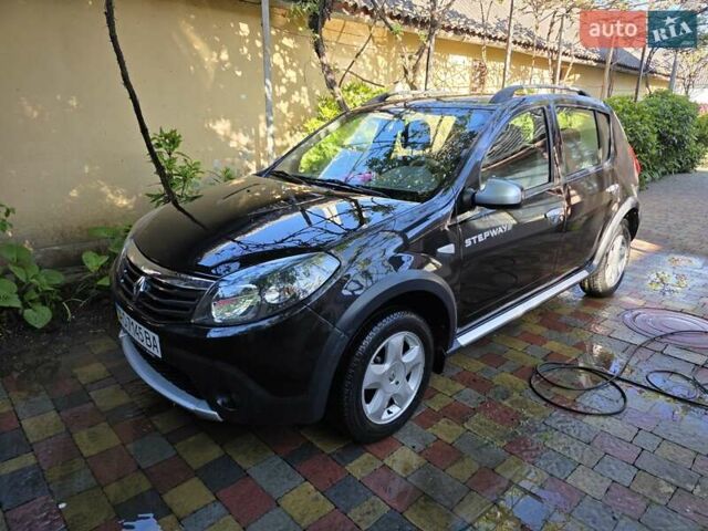 Черный Рено Сандеро СтэпВэй, объемом двигателя 1.6 л и пробегом 31 тыс. км за 8098 $, фото 2 на Automoto.ua
