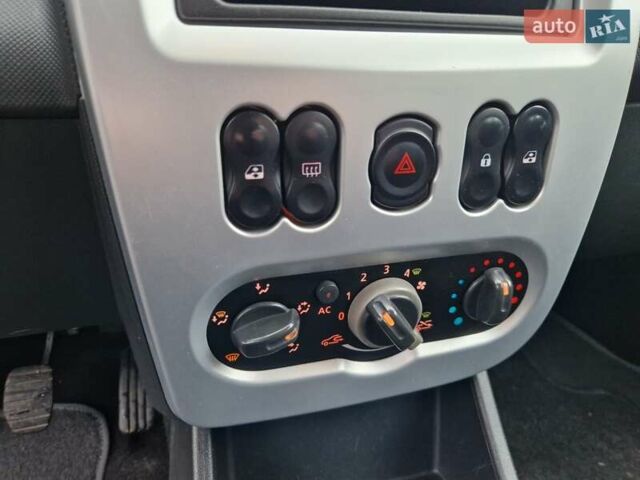 Красный Рено Сандеро СтэпВэй, объемом двигателя 1.6 л и пробегом 102 тыс. км за 6600 $, фото 15 на Automoto.ua