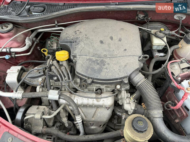 Красный Рено Сандеро СтэпВэй, объемом двигателя 1.6 л и пробегом 91 тыс. км за 5700 $, фото 5 на Automoto.ua