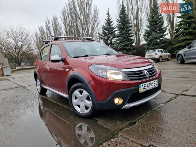Красный Рено Сандеро СтэпВэй, объемом двигателя 1.6 л и пробегом 102 тыс. км за 6600 $, фото 7 на Automoto.ua