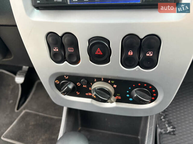 Красный Рено Сандеро СтэпВэй, объемом двигателя 1.6 л и пробегом 91 тыс. км за 5700 $, фото 6 на Automoto.ua