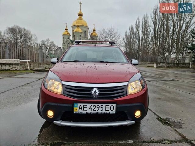 Красный Рено Сандеро СтэпВэй, объемом двигателя 1.6 л и пробегом 102 тыс. км за 6600 $, фото 1 на Automoto.ua