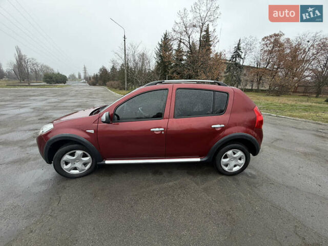 Красный Рено Сандеро СтэпВэй, объемом двигателя 1.6 л и пробегом 91 тыс. км за 5700 $, фото 3 на Automoto.ua