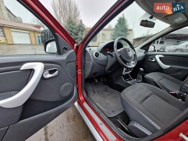 Красный Рено Сандеро СтэпВэй, объемом двигателя 1.6 л и пробегом 102 тыс. км за 6600 $, фото 10 на Automoto.ua