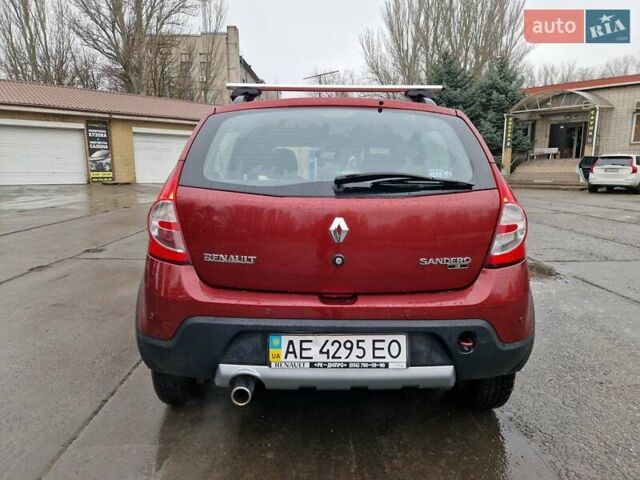 Красный Рено Сандеро СтэпВэй, объемом двигателя 1.6 л и пробегом 102 тыс. км за 6600 $, фото 4 на Automoto.ua