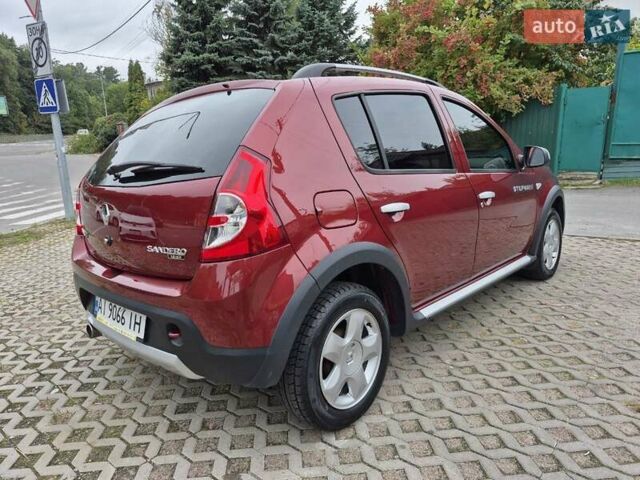 Красный Рено Сандеро СтэпВэй, объемом двигателя 1.6 л и пробегом 75 тыс. км за 7500 $, фото 5 на Automoto.ua