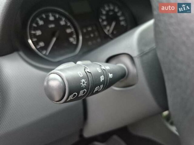 Красный Рено Сандеро СтэпВэй, объемом двигателя 1.6 л и пробегом 75 тыс. км за 7500 $, фото 27 на Automoto.ua