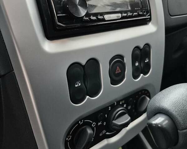 Красный Рено Сандеро СтэпВэй, объемом двигателя 1.6 л и пробегом 75 тыс. км за 7500 $, фото 23 на Automoto.ua