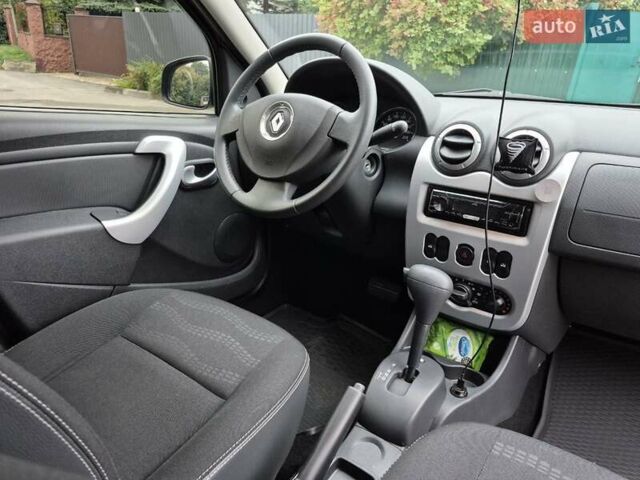 Красный Рено Сандеро СтэпВэй, объемом двигателя 1.6 л и пробегом 75 тыс. км за 7500 $, фото 19 на Automoto.ua