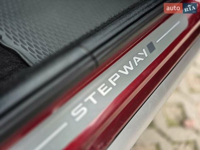 Красный Рено Сандеро СтэпВэй, объемом двигателя 1.6 л и пробегом 75 тыс. км за 7500 $, фото 15 на Automoto.ua