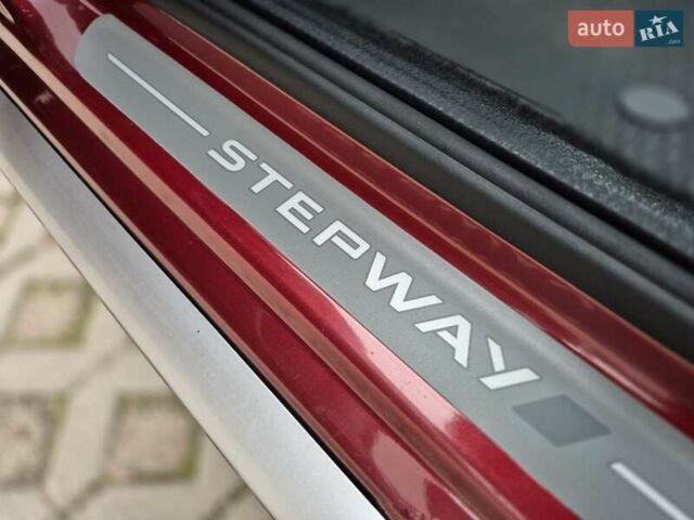 Красный Рено Сандеро СтэпВэй, объемом двигателя 1.6 л и пробегом 75 тыс. км за 7500 $, фото 16 на Automoto.ua