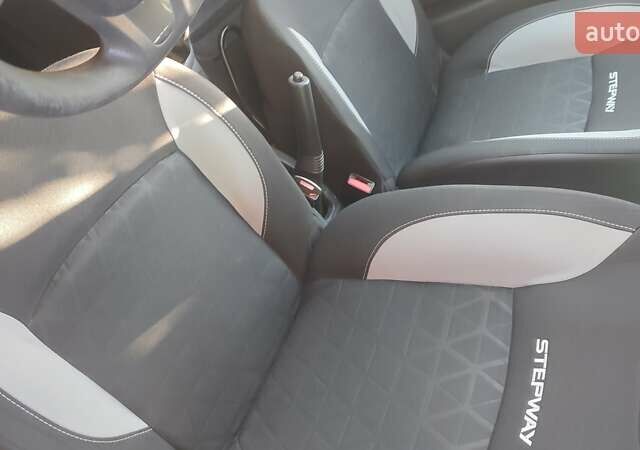 Красный Рено Сандеро СтэпВэй, объемом двигателя 1.6 л и пробегом 166 тыс. км за 7100 $, фото 9 на Automoto.ua