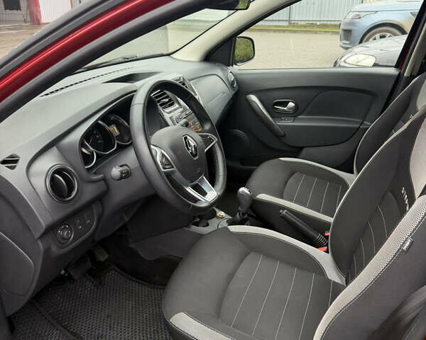 Красный Рено Сандеро СтэпВэй, объемом двигателя 0.9 л и пробегом 75 тыс. км за 9000 $, фото 9 на Automoto.ua