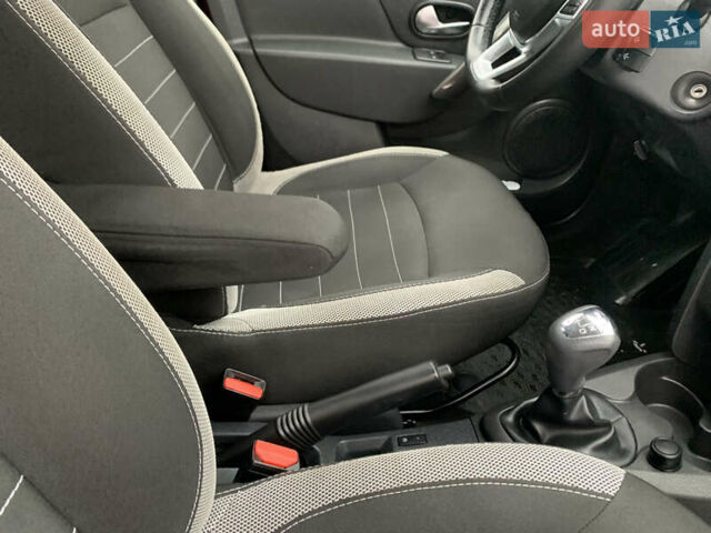 Червоний Рено Сандеро СтепВей, об'ємом двигуна 0.9 л та пробігом 100 тис. км за 11000 $, фото 30 на Automoto.ua