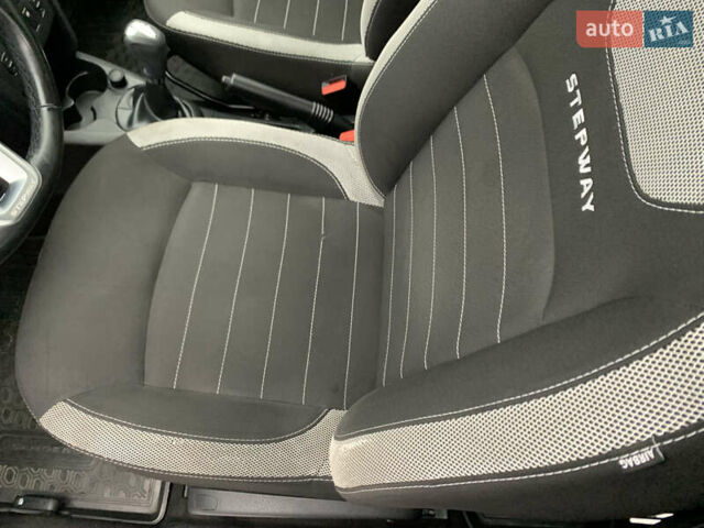 Червоний Рено Сандеро СтепВей, об'ємом двигуна 0.9 л та пробігом 100 тис. км за 11000 $, фото 17 на Automoto.ua