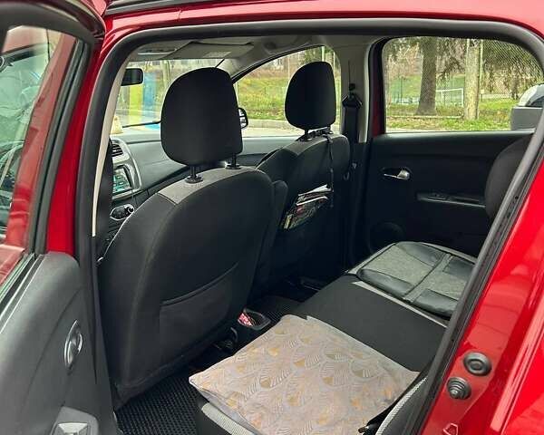 Красный Рено Сандеро СтэпВэй, объемом двигателя 0.9 л и пробегом 90 тыс. км за 10300 $, фото 8 на Automoto.ua