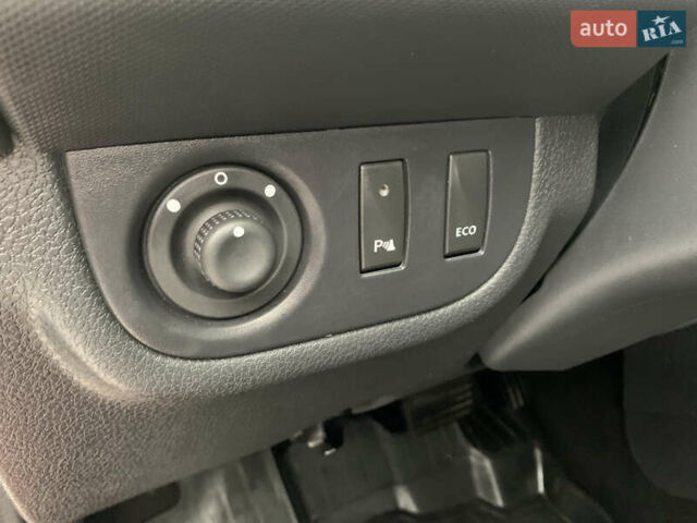 Червоний Рено Сандеро СтепВей, об'ємом двигуна 0.9 л та пробігом 100 тис. км за 11000 $, фото 10 на Automoto.ua