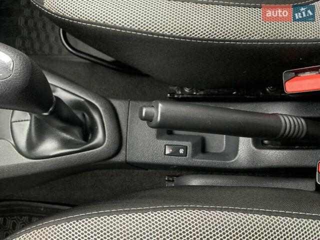 Червоний Рено Сандеро СтепВей, об'ємом двигуна 0.9 л та пробігом 100 тис. км за 11000 $, фото 16 на Automoto.ua