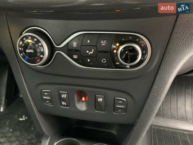 Красный Рено Сандеро СтэпВэй, объемом двигателя 0.9 л и пробегом 110 тыс. км за 11500 $, фото 19 на Automoto.ua