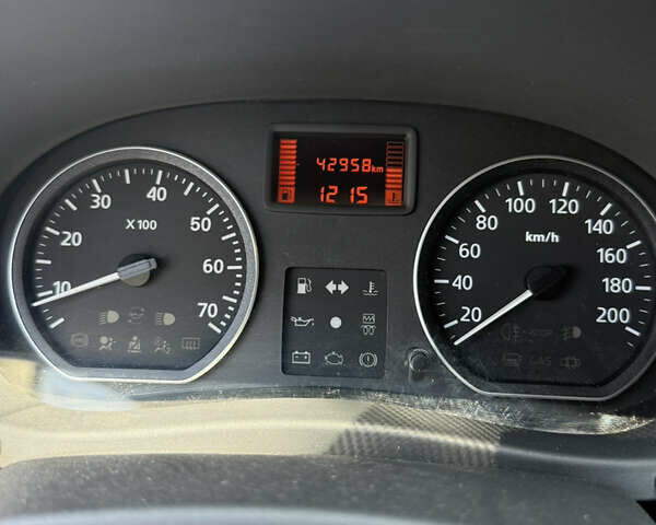 Красный Рено Сандеро СтэпВэй, объемом двигателя 1.6 л и пробегом 43 тыс. км за 7900 $, фото 4 на Automoto.ua