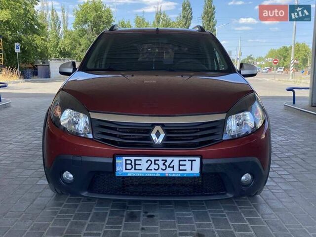 Красный Рено Сандеро СтэпВэй, объемом двигателя 1.6 л и пробегом 180 тыс. км за 7400 $, фото 3 на Automoto.ua
