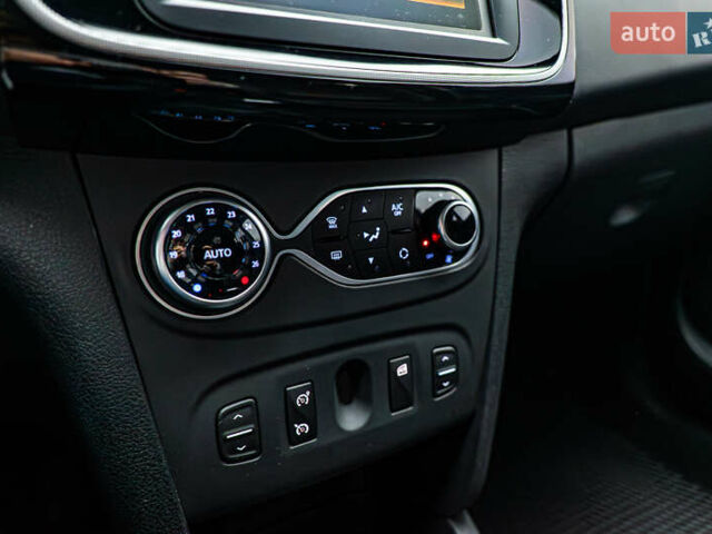 Рено Сандеро СтэпВэй, объемом двигателя 0.9 л и пробегом 75 тыс. км за 10856 $, фото 15 на Automoto.ua