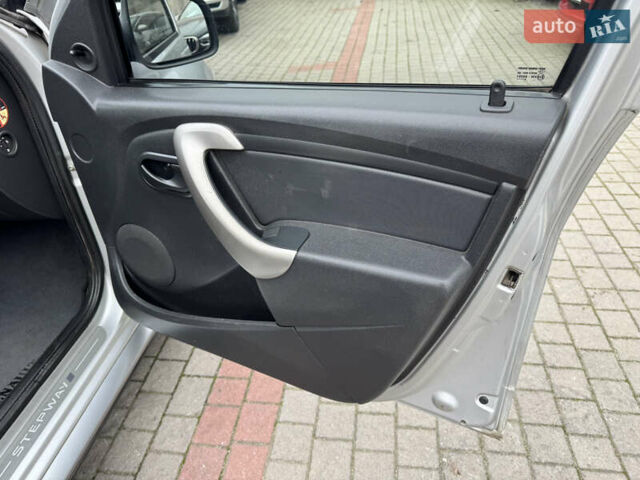 Серый Рено Сандеро СтэпВэй, объемом двигателя 1.5 л и пробегом 180 тыс. км за 5500 $, фото 9 на Automoto.ua