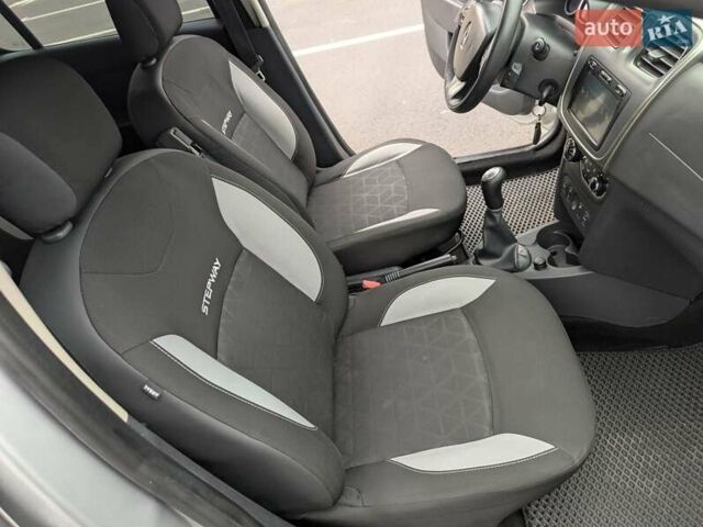 Серый Рено Сандеро СтэпВэй, объемом двигателя 1.6 л и пробегом 180 тыс. км за 6955 $, фото 13 на Automoto.ua