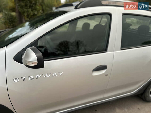 Серый Рено Сандеро СтэпВэй, объемом двигателя 1.5 л и пробегом 115 тыс. км за 6200 $, фото 2 на Automoto.ua