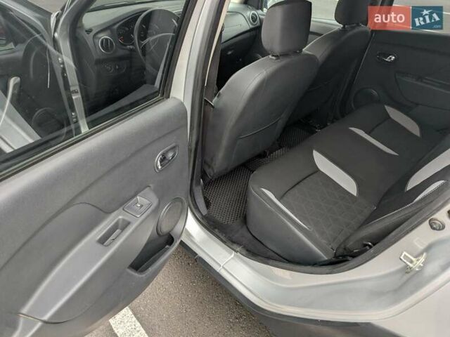 Серый Рено Сандеро СтэпВэй, объемом двигателя 1.6 л и пробегом 180 тыс. км за 6955 $, фото 11 на Automoto.ua