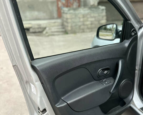 Серый Рено Сандеро СтэпВэй, объемом двигателя 1.5 л и пробегом 115 тыс. км за 6200 $, фото 19 на Automoto.ua