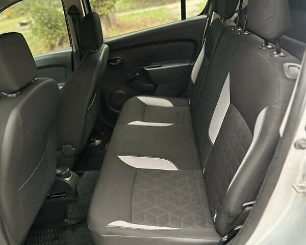 Серый Рено Сандеро СтэпВэй, объемом двигателя 1.5 л и пробегом 115 тыс. км за 6200 $, фото 17 на Automoto.ua