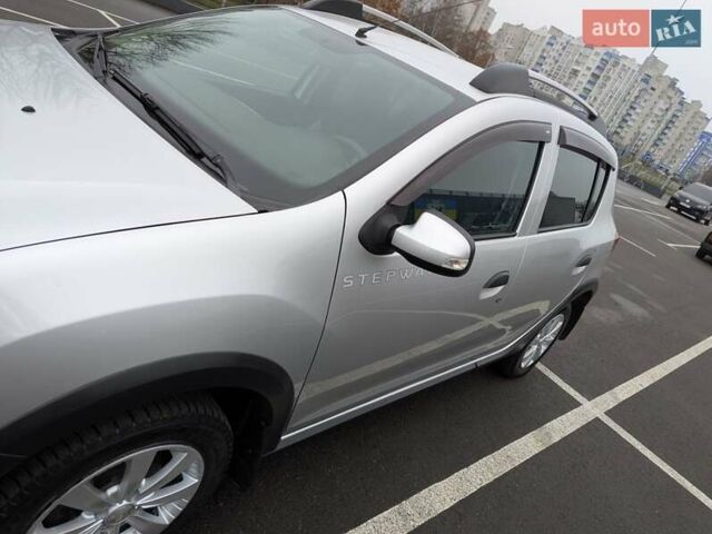 Серый Рено Сандеро СтэпВэй, объемом двигателя 1.6 л и пробегом 180 тыс. км за 6955 $, фото 25 на Automoto.ua