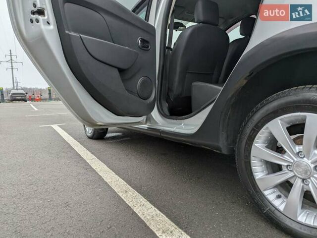Серый Рено Сандеро СтэпВэй, объемом двигателя 1.6 л и пробегом 180 тыс. км за 6955 $, фото 31 на Automoto.ua
