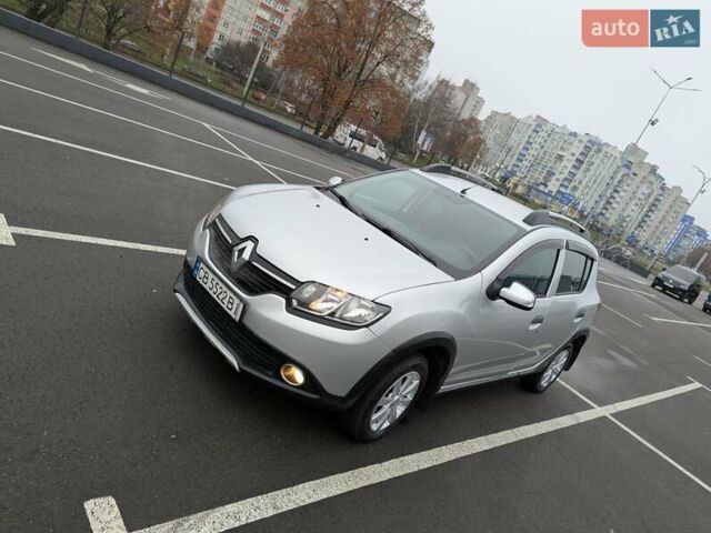 Серый Рено Сандеро СтэпВэй, объемом двигателя 1.6 л и пробегом 180 тыс. км за 6955 $, фото 5 на Automoto.ua