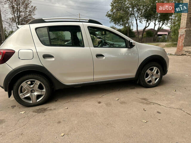 Серый Рено Сандеро СтэпВэй, объемом двигателя 1.5 л и пробегом 115 тыс. км за 6200 $, фото 9 на Automoto.ua