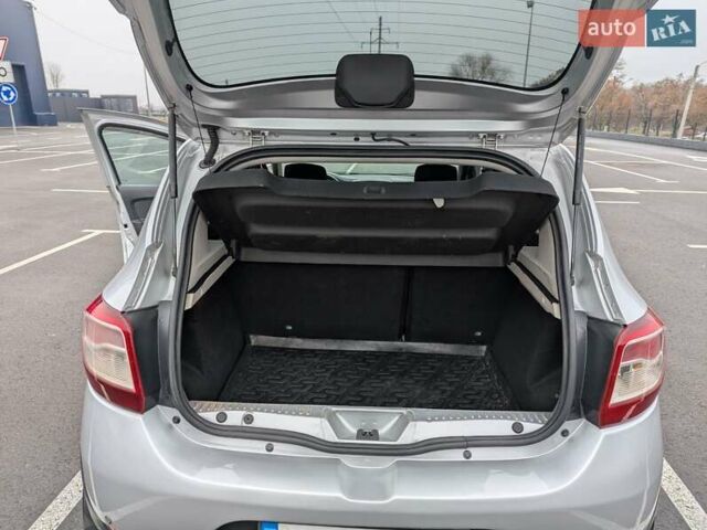 Серый Рено Сандеро СтэпВэй, объемом двигателя 1.6 л и пробегом 180 тыс. км за 6955 $, фото 29 на Automoto.ua