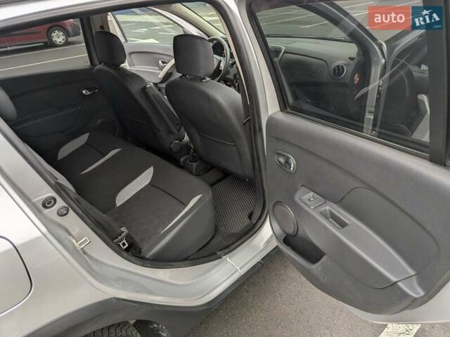 Серый Рено Сандеро СтэпВэй, объемом двигателя 1.6 л и пробегом 180 тыс. км за 6955 $, фото 12 на Automoto.ua