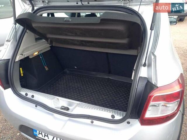 Серый Рено Сандеро СтэпВэй, объемом двигателя 1.5 л и пробегом 97 тыс. км за 7800 $, фото 6 на Automoto.ua