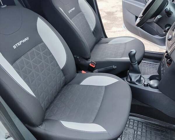 Сірий Рено Сандеро СтепВей, об'ємом двигуна 1.5 л та пробігом 120 тис. км за 8250 $, фото 29 на Automoto.ua