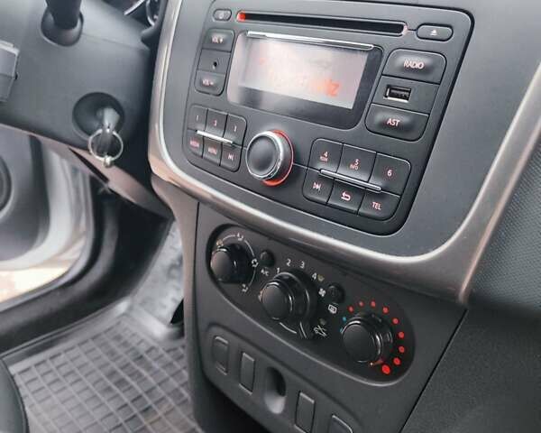 Сірий Рено Сандеро СтепВей, об'ємом двигуна 1.5 л та пробігом 120 тис. км за 8250 $, фото 19 на Automoto.ua