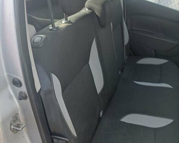 Серый Рено Сандеро СтэпВэй, объемом двигателя 1.46 л и пробегом 217 тыс. км за 7200 $, фото 18 на Automoto.ua