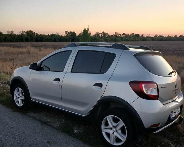 Серый Рено Сандеро СтэпВэй, объемом двигателя 1.5 л и пробегом 130 тыс. км за 10000 $, фото 3 на Automoto.ua