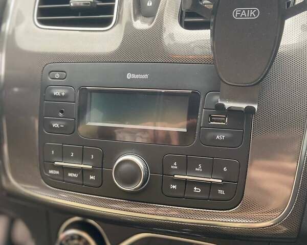 Серый Рено Сандеро СтэпВэй, объемом двигателя 1.46 л и пробегом 50 тыс. км за 12800 $, фото 17 на Automoto.ua