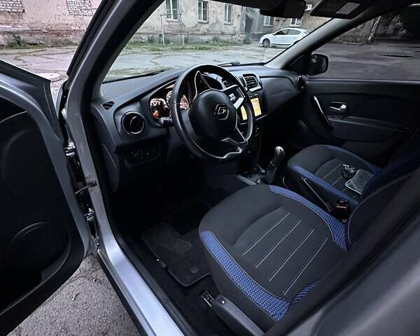 Серый Рено Сандеро СтэпВэй, объемом двигателя 1.46 л и пробегом 38 тыс. км за 12000 $, фото 7 на Automoto.ua