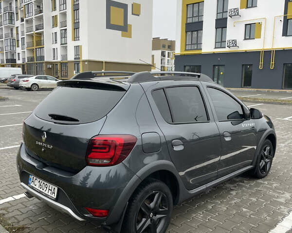 Серый Рено Сандеро СтэпВэй, объемом двигателя 1.5 л и пробегом 233 тыс. км за 12000 $, фото 11 на Automoto.ua