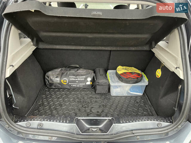 Серый Рено Сандеро СтэпВэй, объемом двигателя 1.5 л и пробегом 233 тыс. км за 12000 $, фото 54 на Automoto.ua