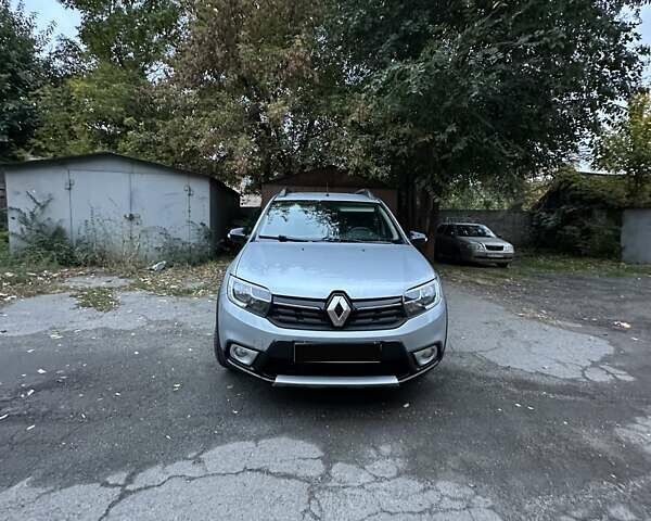 Серый Рено Сандеро СтэпВэй, объемом двигателя 1.46 л и пробегом 38 тыс. км за 12000 $, фото 2 на Automoto.ua