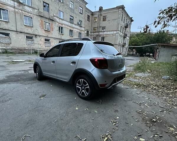 Серый Рено Сандеро СтэпВэй, объемом двигателя 1.46 л и пробегом 38 тыс. км за 12000 $, фото 4 на Automoto.ua