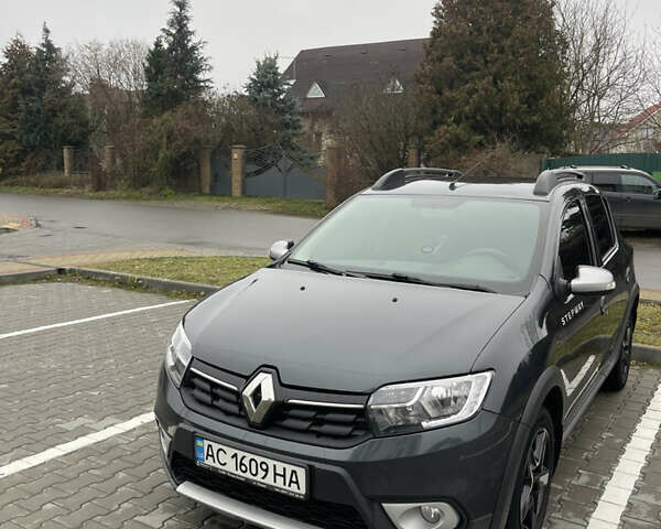 Серый Рено Сандеро СтэпВэй, объемом двигателя 1.5 л и пробегом 233 тыс. км за 12000 $, фото 2 на Automoto.ua